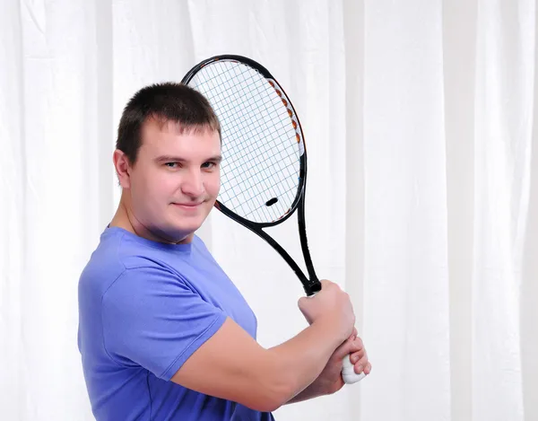 Mladý muž s tenisovou raketu — Stock fotografie