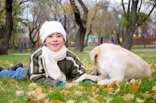 Niño jugando en el parque de otoño — Foto de Stock