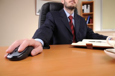 bir büroda çalışan genç iş adamı