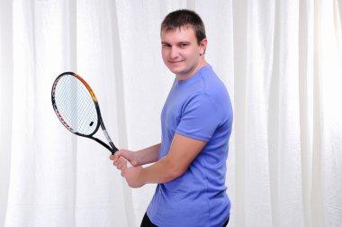 Tenis raketi ile genç adam