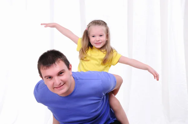 Mladý otec má zábavu s jeho dcerou — Stock fotografie