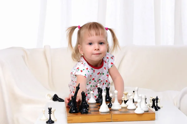 Kleines Mädchen beim Schachspielen — Stockfoto