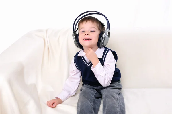 Pequeño niño disfruta de la música —  Fotos de Stock