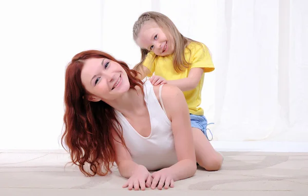 Jonge moeder en dochter — Stockfoto