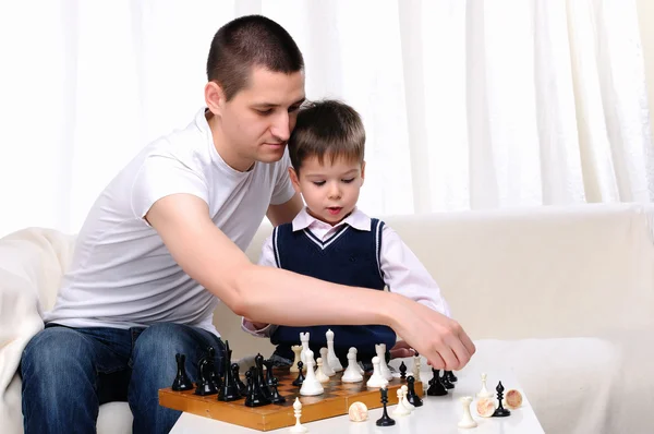 Tata i syn gra w szachy — Zdjęcie stockowe