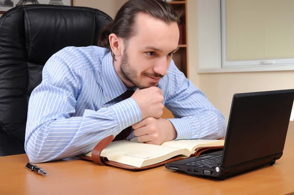 Jonge zakenman werken in een kantoor — Stockfoto