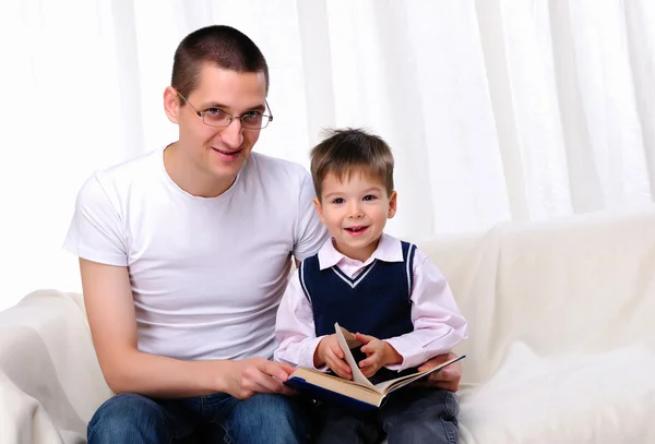 Vater und Sohn lesen ein Buch — Stockfoto