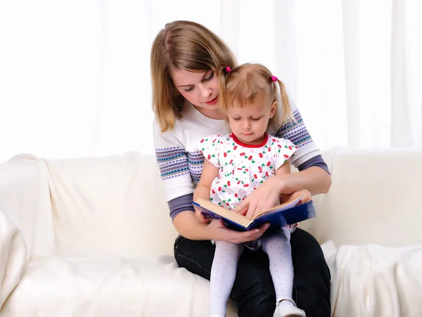 Mor och dotter läser en bok — Stockfoto