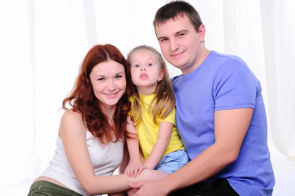 Мать, молодой отец и маленькая дочь — стоковое фото