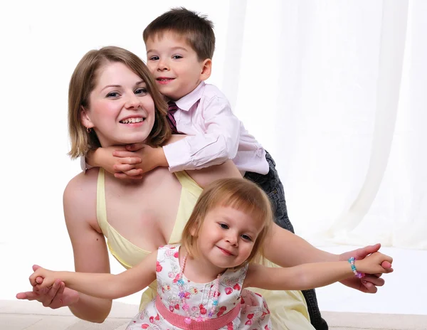 Mom, her son and her little daughter — Stock Photo, Image