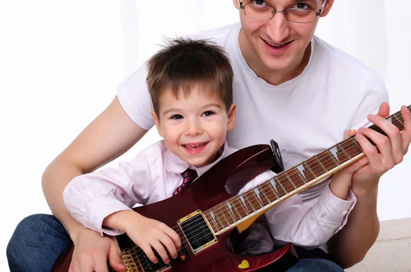Giovane padre insegna al suo giovane figlio — Foto Stock