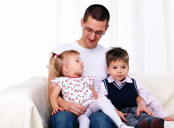 Jovem pai com sua filha e filho — Fotografia de Stock
