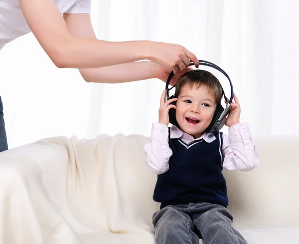 Kleiner Junge genießt die Musik — Stockfoto