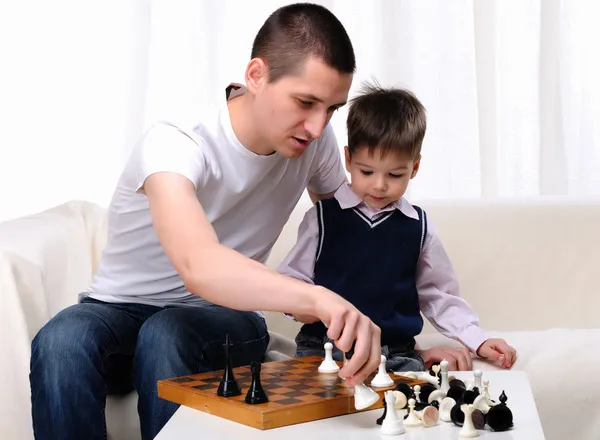 Папа и сын играют в шахматы — стоковое фото