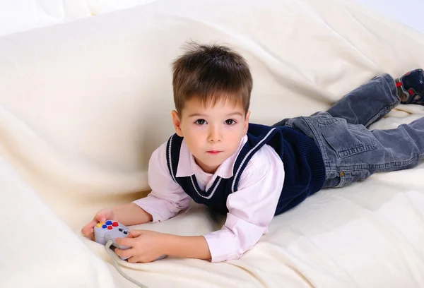 Küçük çocuk video oyunları oynuyor. — Stok fotoğraf