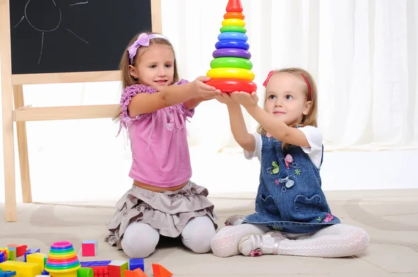 Дві маленькі дівчата грають — стокове фото