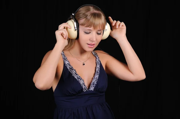 Mladá dívka se sluchátky — Stock fotografie