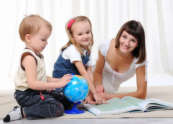 Young mother, her daughter and young son — Stock Photo, Image