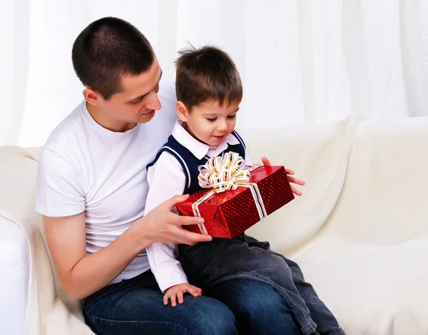 Vader geeft zijn zoon een geschenk — Stockfoto