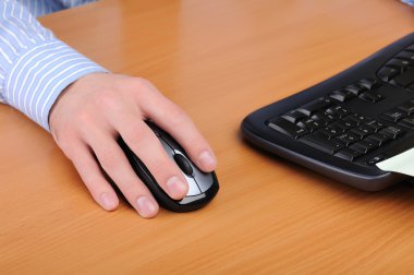 bir büroda çalışan genç iş adamı