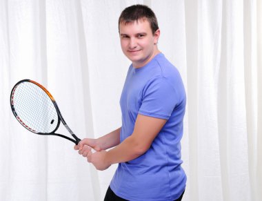 Tenis raketi ile genç adam