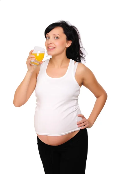 Młoda kobieta w ciąży picia pomarańczowy — Zdjęcie stockowe