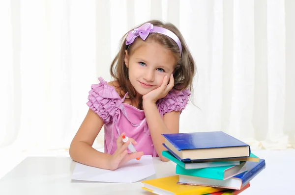 Маленькая девочка изучает литературу — стоковое фото
