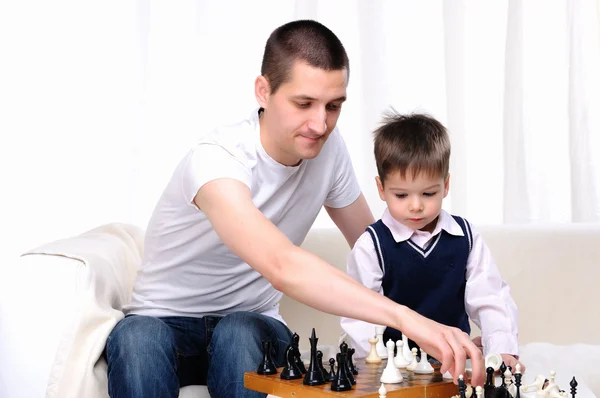 Ο μπαμπάς και γιος παίζοντας σκάκι — Φωτογραφία Αρχείου