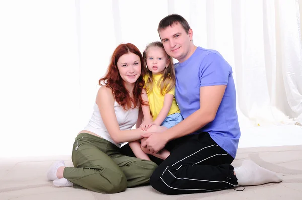 Madre, un padre joven y una hija joven —  Fotos de Stock