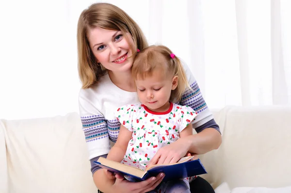 Мати і дочка читають книгу — стокове фото