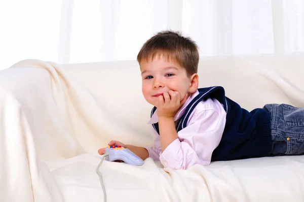 Mały chłopiec gra w gry wideo — Zdjęcie stockowe