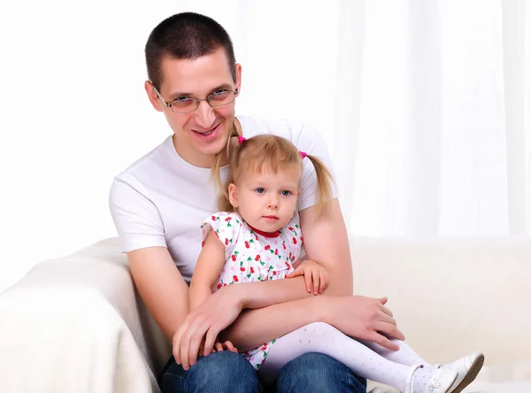 Jonge vader met zijn dochter — Stockfoto