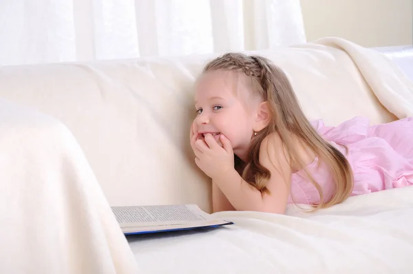 Niña acostada en el sofá — Foto de Stock