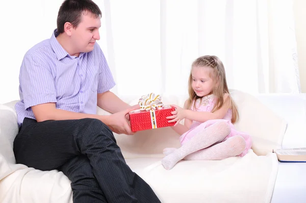 Father gives his young daughter — Stock Photo, Image
