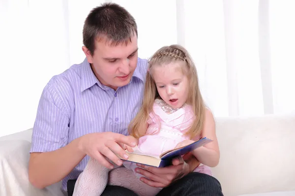 そびれた少女は父親の膝の上に座っています。 — ストック写真
