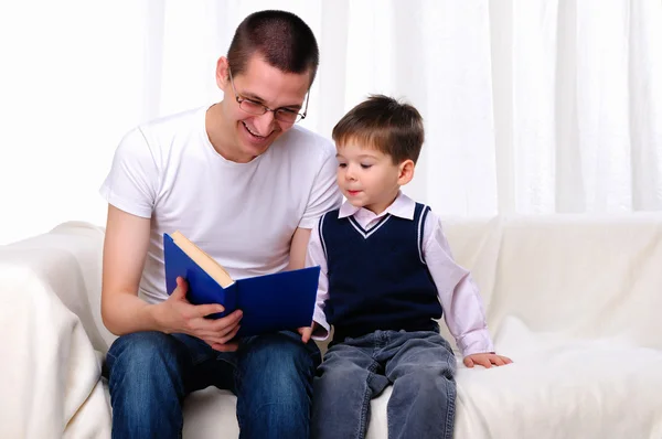 Father and son reading a book — Stock Photo, Image