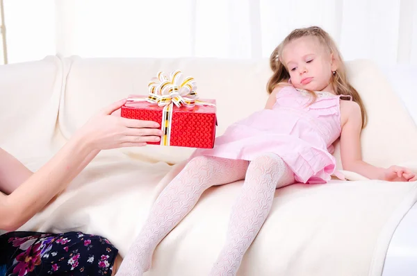 Klein meisje geven een vakantie cadeau — Stockfoto