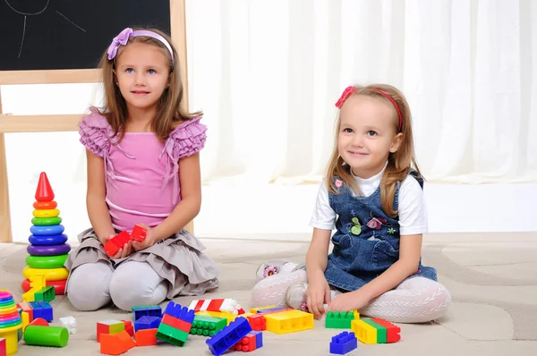 Due bambine giocano — Foto Stock