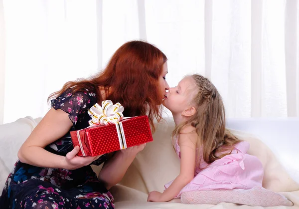 Little girl mom gives a holiday gift — Stock Photo, Image