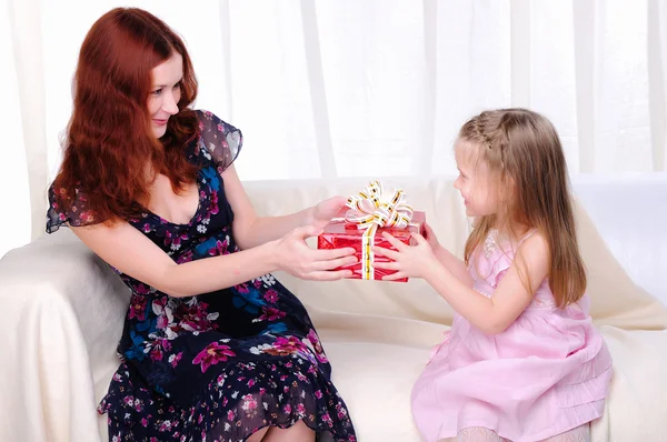 Malá holka máma dává vánoční dárek — Stock fotografie
