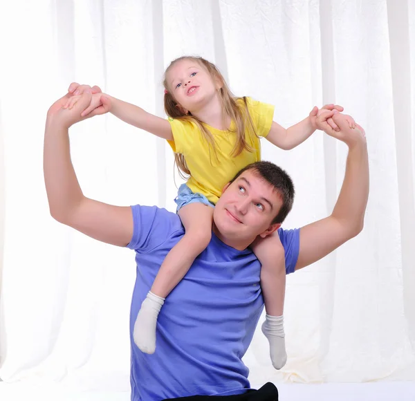 Unga far har kul med sin dotter — Stockfoto