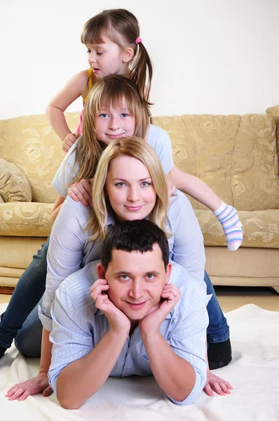 Mamma, papà e le loro due figlie — Foto Stock