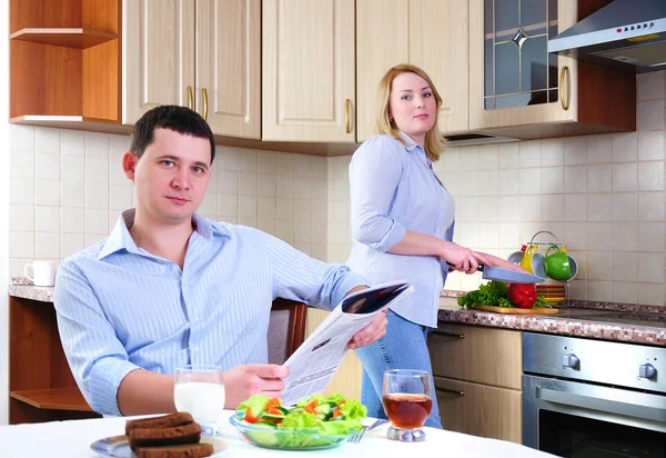 Жена и муж завтракают — стоковое фото