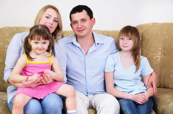 Mamma, papà e le loro due figlie — Foto Stock