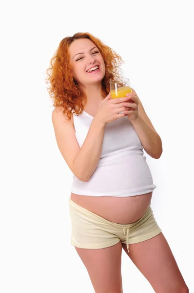 年轻的红发怀孕的妈妈 — 图库照片