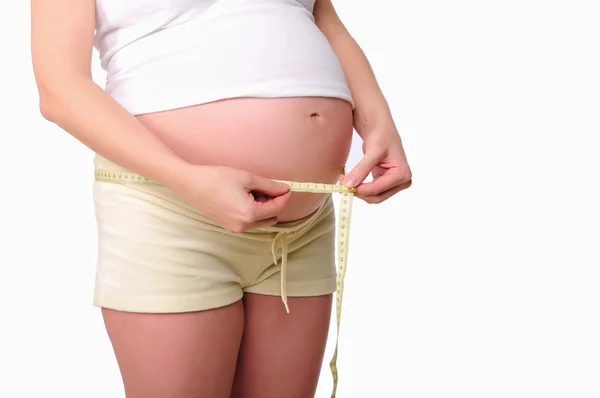 Jovem grávida mãe medida — Fotografia de Stock