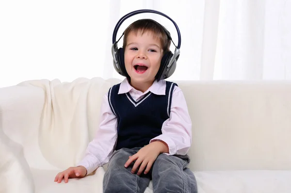 Kleiner Junge genießt die Musik — Stockfoto