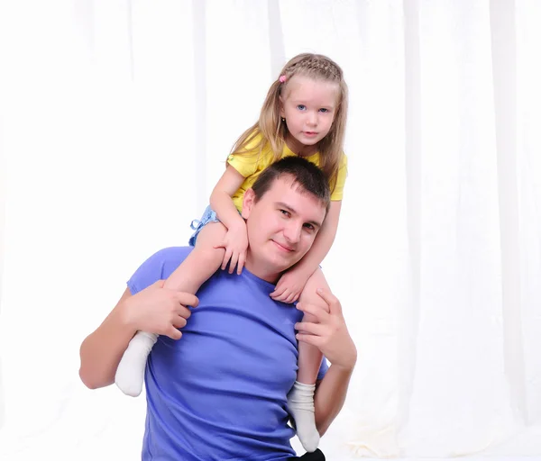 Jonge vader heeft plezier met zijn dochter — Stockfoto