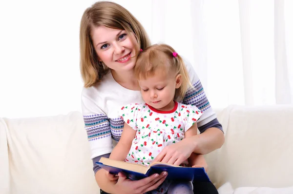 Mor och dotter läser en bok — Stockfoto
