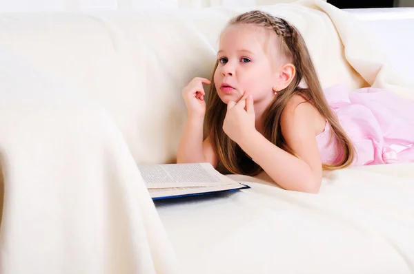 Ragazzina sdraiata sul divano — Foto Stock